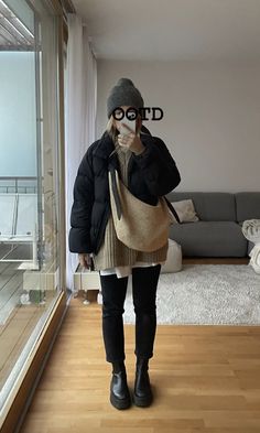 Cold Day In The City Outfit, Winter Fashion In Europe, Effortless Autumn Outfit, Flares And Sneakers Outfit, Sneakers With Leggings Outfits, Outfit Formulas Fall 2023, Cozy Work Outfit Winter, Long Cullotes Outfit, Cold Zoo Day Outfit