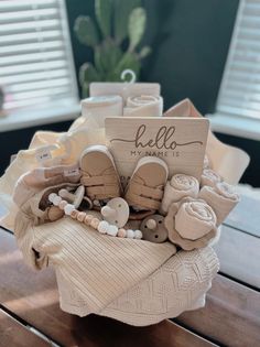 Cute Gift Basket Ideas, Luxury Gift Baskets, Baby Shower Basket, Newborn Gift Basket, Luxury Gift Basket, Homemade Gift Baskets, Baby Gift Ideas