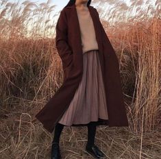 Midi Skirt Fall Outfit, Outfit Maroon, Dark Academia Aesthetic Outfit, Maroon Aesthetic, Mantel Outfit, Midi Skirt Fall, Academia Aesthetic Outfit, Aesthetic Image