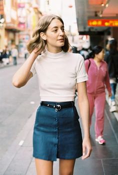 Slim and feminine, now is the time to buy a short-sleeved sweater! Mini Skirt Outfit Summer, Skirt Outfit Summer, Mini Skirt Outfit, Looks Street Style, Healthy Easy, Skirt Outfit, Looks Vintage, Outfit Summer