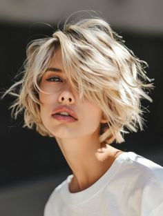 Cute and Easy Short Summer Hairstyles 2024 for Brunettes and Blondes Brunette Hair Cuts, Chin Length Cuts, Chin Length Haircuts, Chin Length Hair, Short Blonde, Short Hair Styles Easy, Short Blonde Hair, Medium Hair Cuts, Short Bob Hairstyles