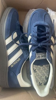 sígueme para más contenido como este! Adidas Spezials, Navy Blue Shoes, Shoe Wishlist, Hype Shoes, Shoe Inspo, Girly Shoes