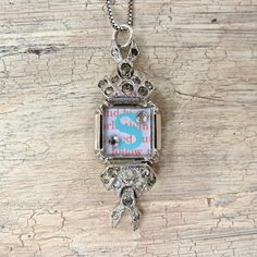 morena's corner: How to Turn a Watch into a Beautiful Pendant Using Glu6 Watches Crafts Ideas, Soldered Art, Diy Watch, Altered Jewelry, Watch Diy, Watch Pendant, Map Jewelry, Old Watches, Jewelry Pendants