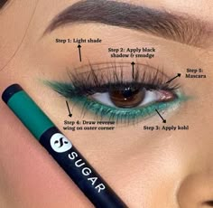 Green Liner Eye Makeup, Green Eye Makeup Blue Eyes, Green Eyeliner Green Eyes, Green Eyeliner Looks, Maquillage Yeux Cut Crease, Hazel Eye Makeup, Bold Eye Makeup, Prom Eye Makeup