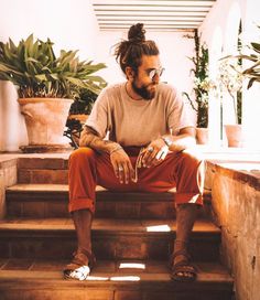 Viking Style Men Fashion, Mens Fashion Long Hair, Men Boho Outfit, Hippy Man Style, Boho Outfits Men Bohemian, Aesthetic Manbun, Man Bun Outfits, Boho Men Style Bohemian, Man Bun Aesthetic