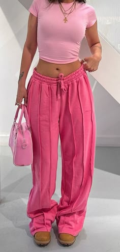 Hot Pink Trousers Outfit, Olivia Dunne, Outfits Lookbook, Coachella Outfits, Pink Streetwear, Mode Zara, Pink Sweatpants, Outfit Pink, Pink Purse