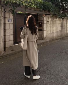 Beige Coat Outfit, Plaid Shirt Outfits, Beauty Outfits, Beige Outfit, Coat Outfit, Outfit Inspiration Fall, Coat Outfits