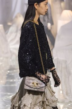 Valentino Spring 2025 Ready-to-Wear https://www.vogue.com/fashion-shows/spring-2025-ready-to-wear/valentino/slideshow/detail#13 Valentino Fashion, Summer 2025, Alessandro Michele, Feminine Style, Paris Fashion, Runway Fashion, Paris Fashion Week, High Fashion, Fashion Photography