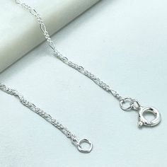 925 Sterling Silber 1mm Figarokette, zierliche Kette, 16 Zoll lang, gestempelt 925, Großhandel für Schmuckherstellungszubehör Kettengröße: -Länge: 16 Zoll / Dicke: 1 mm 💗 DIJU-SCHMUCK | SILBER 925 💎 SILBER ist ein edles und kostbares Metall und gilt als Juwel! Es ist die beste Option für alle, die ein Schmuckstück zu einem erschwinglichen Preis und von ausgezeichneter Qualität kaufen möchten, da es bei richtiger Pflege ewig halten kann; Es ist eine Investition fürs Leben! Außerdem ist es hypoa Dainty Chain, Figaro Chains, Figaro Chain, Silver Pieces, Wholesale Jewelry, Jewelry Making Supplies, Pure Silver, Precious Metals, Chains Necklace