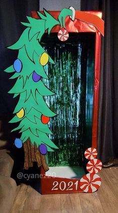 Decor Photobooth, Grinch Christmas Party, Whoville Christmas, Grinch Christmas Decorations, Christmas Photo Booth, Kids Christmas Party, Tanah Liat