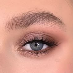 Simple Eye Looks For Blue Eyes, Prom Makeup For Blue Eyes Natural, Natural Prom Eyeshadow, Simple Makeup Looks For Bridesmaids, Simple Makeup Looks For Hoco, Natural Prom Makeup Green Eyes, Natural Prom Makeup Blue Dress, Natural Homecoming Makeup Blue Eyes, Cute Prom Makeup Looks Simple