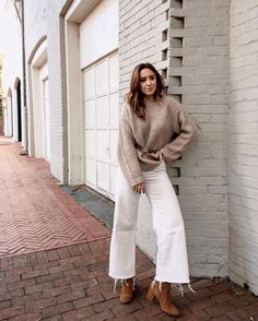 White Culottes Outfit, Culotte Outfit, Best White Jeans, Cropped Jeans Outfit, White Culottes, Culottes Outfit, Look Adidas, Instagram Outfits, Sweater White