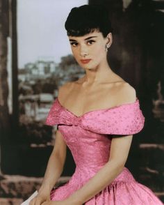 Hollywood stylist Edith Head: Lessons in old-school glamour Audrey Hepburn Outfit, Audrey Hepburn Photos, Audrey Hepburn Style, Jayne Mansfield, Vivien Leigh, Ava Gardner, Natalie Wood, Hepburn Style, Roman Holiday