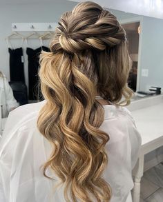 Sandra Monzon-Atlanta Ga Bridal Hairstylist | Quick tutorial of this beautiful high bun , I hope you like it 🫶🏽 Mannequin, rubber bands and bobby-pin from @sandimonzonshop… | Instagram Bridal Hair Tutorial Videos, Thanksgiving Hairstyles, Bridal Hair Tutorial, High Updo, Bridal Hairstylist, Prom Season, High Bun, Hair Videos Tutorials, Easy Hair