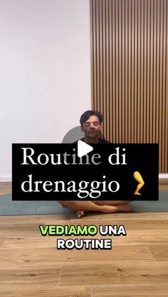 a man sitting on the floor in front of a sign that says routine di drenagg