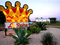 a sign that says la reina with lights in the shape of crowns on it