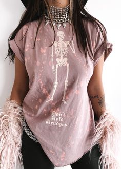 pebby forevee Side Slit Tee DON'T HOLD GRUDGES BLEACHED OUT SIDE SLIT TEE Fancy Tshirt Outfit, Freddie Facilier, Girly Grunge Outfits, Mom Goth, Edgy Grunge Outfits, Emo Night, Boho Witch, Boho Punk, Stylish Petite