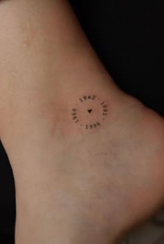 a small tattoo on the back of a woman's leg that reads i love you