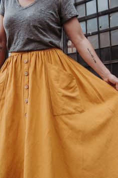 The Estuary Skirt is a beginner-friendly, body-friendly skirt pattern that you'll feel like wearing every day of the week. It comes in sizes 0-30 and features a comfortable elastic back. The button front placket, which can be sewn with buttonholes OR as a faux, buttonhole-free placket, makes this skirt a great project for all levels of sewists. Wear it with plain or graphic knit tees, woven Strata Tops, or warm it up in the winter with a cropped sweater or sweatshirt, leggings and boots. Effortl Estuary Skirt, Stil Rock, Sew Liberated, Effortless Outfit, Sewing Stitches, Skirt Patterns Sewing, Sewing Skirts, Sewing Projects For Beginners, Day Of The Week