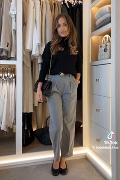 Spring Minimalist Outfit, Grey Dress Pants Outfit, Black Turtleneck Outfit, Grey Pants Outfit, Dress Pants Outfits, Turtleneck Outfit, Fall Fashion Trends Women, Casual Professional, Gray Pants