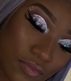 Glitter Looks Make Up, Cute Silver Makeup Looks, Dramatic Glitter Eye Makeup, Prom Makeup Looks For Black Women, Makeup Ideas Sweet 16, White Prom Makeup Looks, Dramatic Birthday Makeup, White Glitter Eyeshadow Looks, 21 Birthday Makeup Ideas