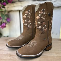 El precio INCLUYE impuestos y envio a cualquier parte de los Estados Unidos. La bota vaquera Tatiana, en un atractivo tono avellana, combina estilo y funcionalidad con su elegante bordado floral que realza la belleza natural de la piel crazy. La suela de hule es una elección excelente por su flexibilidad y tracción, pr Cute Boots Cowgirl, Vaquero Boots Women, Women’s Cowgirl Boots, Boots Vaqueras, Mexican Boots For Women, Quince Boots, Boots Quinceanera, Cowboy Boots With Flowers, Vaquera Boots