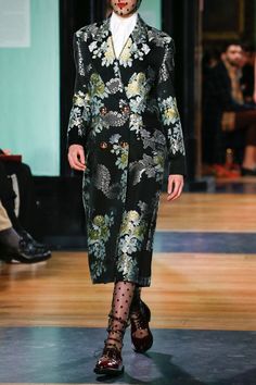 Erdem Fall 2018 Ready-to-Wear Photos Erdem Moralioglu, Style Royal, Miroslava Duma, 2020 Fashion Trends, Coat For Women, Classic Feminine, Edgy Chic, Vintage Couture, Oversized Coat