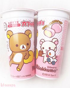 two cups that are sitting next to each other on a white tablecloth with the words hello kitty and teddy bear written in japanese characters