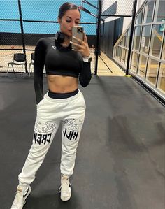 Kill crew sweatpants Luxury Sweatpants, Outfit Workout, White Sweatpants, Comfy Sweats, Sweat Workout, Sweatpants Outfit, Gym Fits, Comfy Clothes, Gym Fit