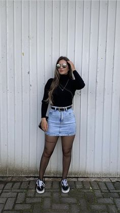 Jean Skirt With Converse Outfit, Women In Their 20s Fashion, Fall Basic Outfits Women, Casual Outfits Without Jeans, Denim Skirt Outfits Fall, Engagement Brunch Outfit, Basic Concert Outfit, Denim Mini Skirt Outfit Fall, Denim Skirt Fall Outfit