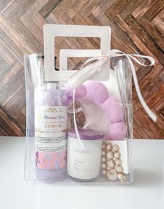 Ultimate Self-Care Gift Bag Indulge in the ultimate self-care experience with our beautifully packaged gift bag, perfect for someone special in your life. Whether it's a best friend, a dedicated teacher, or a loved one who deserves some pampering, this gift bag has everything they need for a relaxing retreat. Key Features: Candle: Create a soothing ambiance that melts away stress. Spa Headband: Keep hair effortlessly styled and out of the way during pampering sessions. Sleep Eye Mask: Ensure a r Beauty Kit Gift Ideas, Body Shop Gift Bags, Self Care Kits For Women, Stationary Gift Ideas, Selfcare Kit, Portable Products, Sending You Hugs, Beauty Care Package, Giveaway Ideas