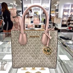 Vanilla Powder, Medium Crossbody Bag, Luxury Bags Collection, Michael Kors Mercer, Handbag Essentials, Michael Kors Handbag, Girly Bags, Fancy Bags, Luxury Purses