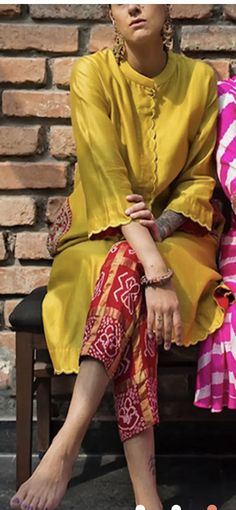 Yellow Kurta, Scallop Border, Embroidered Motifs, Trendy Shirt Designs, Tunic Designs, Pink City