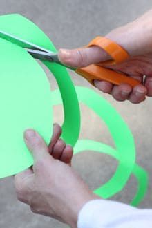 Spiral Streamers - DIY Party Decor by Rachel Meeks for Alphamom.com #BirthdayParty #Party #PartyDecor #DIYPartyDecor #PaperCraft #PaperPartyDecoration Anniversaire Diy, Glow Party, Neon Party, Diy Party Decorations, Diy Birthday, Birthday Fun, Diy Party, Kids Birthday Party, Party Time