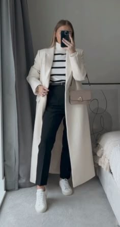 Peacoat Womens Outfit Casual, Winter Outfit Inspiration Cold, Winter Outfits Cold Classy Chic Elegant, Coat Beige Outfit, Corporate Casual Outfits, Barcelona Outfits Winter, Winter Classy Outfits, Cream Coat Outfit, Beige Coat Outfit