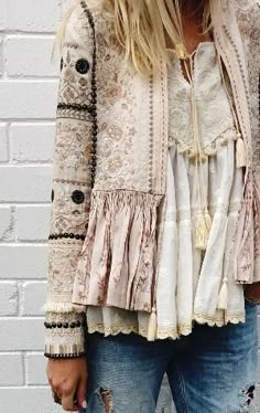 Gorgeous boho style lace top and embroidered jacket 👠 Stylish outfit ideas for women who love fashion! Vetement Hippie Chic, Hippie Elegante, Top In Pizzo, Affordable Boho, Look Boho Chic, Boho Mode, Boho Styl, Mode Hippie, Stil Boho