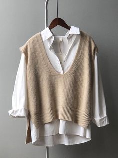 DESCRIPTIONSPU:1688yanshuangMaterial:Polyester , KnittingSleeve Type:SleevelessColor:COFFEE,YELLOW,BLACK,BEIGE,GRAYSize: Freesize Bust Shoulder Hemline Length Free Size 108 45 104 56-64 Outfit With Vest Sweater, Professor Outfits Women Classy, Oversized Sweater Vest Outfit, Halsey Hair, Leisure Fashion, Solid Sweaters, Korean Casual, Casual Vest, Knit Sleeve