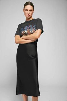 THE CLASSIC SILK SKIRT: Slinky and soft, this skirt hugs the body and hits at midi-length, offering a french seam and feminine finish. Silk Skirt Outfit, Silk Midi Skirt, Bias Cut Skirt, Rock Outfit, Black Camisole, Silk Camisole, Anine Bing, Skirt Outfit, Satin Skirt