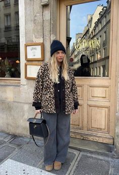 Leopard Jacket Outfit Street Style, Leopard Beanie Outfit, Leopard Print Jacket Outfit, Leopard Jacket Outfit, Casual Maternity Outfits, Leopard Hat, Leopard Jacket, Mum Fashion, Casual Maternity