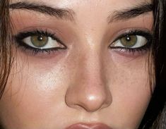 Smoky Eyeshadow Aesthetic, Hazel Eye Eyeshadow, Simple Makeup Looks Hazel Eyes, Fun Makeup Ideas Hooded Eyes, Smoky Hooded Eyes, Makeup For Baggy Eyes, Aesthetic Makeup For School, Best Makeup For Hazel Eyes, Hazel Eye Make Up