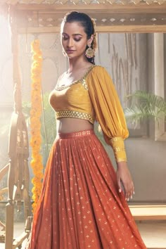 Marvadi Blouse Pattern, Blouse Design For Lengha, Stylish Blouse Design For Lehenga, Trendy Blouse Designs For Lehenga, Kali Lehenga, Stylish Lehenga, Orang India, Orange Lehenga, Skirt And Crop Top