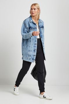 All about effortless cool, our Rio Denim Jacket is the easiest way to elevate your basics and add edge to your favorite, everyday pieces. She features a classic light-blue wash, distressed details, and extra-long length with an oversized fit. Patchwork seaming on the back and elongating vertical seams on the front make for truly standout style. She's a whole new kind of denim jacket.[SPLIT] Maritza is 5'9.5" (177 cm) tall, wearing size XS. Sam is 5'8" (175 cm) tall, wearing size S. Total length Levis Jacket Outfit Women, Oversized Denim Jacket Outfit Women, Long Jean Jacket Outfits, Long Denim Jacket Outfit, Blue Jacket Outfits, Outfits With Jean Jacket, Oversized Jean Jacket Outfit, Blue Denim Jacket Outfit, Blue Jean Jacket Outfits