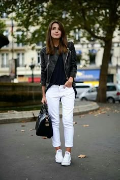 Witte Jeans Outfit, How To Wear White Converse, How To Wear White Jeans, White Outfits For Women, White Boyfriend Jeans, Converse Outfits, Look Jean, White Jeans Outfit, Jeans Outfit Women