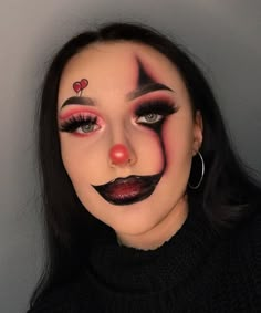 Half Clown Half Skull Makeup, Eyeshadow Looks Halloween, Hawollen Makeup, Best Halloween Makeup Looks, Scary Wednesday Addams Makeup, Cool Makeup For Halloween, Face Painting Halloween Women, Halloween Style Makeup