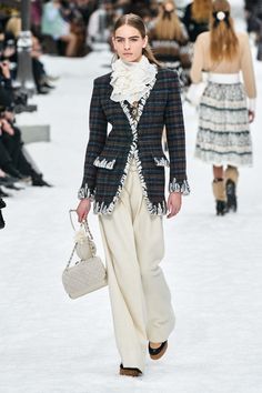 Fashion Shows - Chanel Herbst/Winter 2019 Ready-to-Wear - Kollektion | Vogue Germany Chanel Fashion Show 2019, Chanel Fall 2019, Moda Chanel, Chanel Jacket, Paris Mode