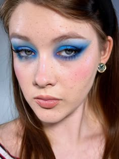 синий макияж Cool Blue Makeup, Blue Blush Makeup, Blue Face Makeup, Aesthetic Blue Makeup Looks, Colourful Makeup, Colourful Eye Makeup, Blue Glossy Makeup, Blue Eye Makeup Alternative, Alt Blue Makeup