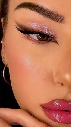 Nails 2023 Trends Summer Brown Skin, Makeup Ideas Celebrity, Make Up Looks Asian Eyes, Smoked Out Cat Eye, Gold Fox Eye Makeup, Eyeshadow Looks With Mascara, Natural Glam Makeup Eyeshadow, Make Up Looks For Grey Dress, Hot Simple Makeup