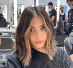 Hair Inspiration Brunette, Hair Chop, Underdye Hair, Hair Color For Morena, Hidden Hair Color, Peekaboo Hair Colors, Rambut Brunette, Hair Contouring, Short Hair Highlights