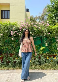 Short Kurti With Wide Leg Jeans, Short Kurti With Jeans Outfit Aesthetic, Short Kurti And Jeans, Kurta Jeans Outfit, Trendy Kurtis With Jeans, Kurta With Jeans Outfit, Kurti And Jeans Outfit, Daily College Outfits Indian, Kurti Jeans Outfit