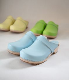 Looking for your VERKA size? Please measure your feet and compare the longest measurement to our style-specific size guide below.Fit: Regular Leather: Traditional Base: European Lime Wood Cloudless and dreamy, True Blue Wooden clogs. Break them in and show them off when you are out and about. Light Blue Pantone, Blue Pantone, Nurse Gear, Mens Clogs, Visa Card, Carrie Bradshaw, True Blue